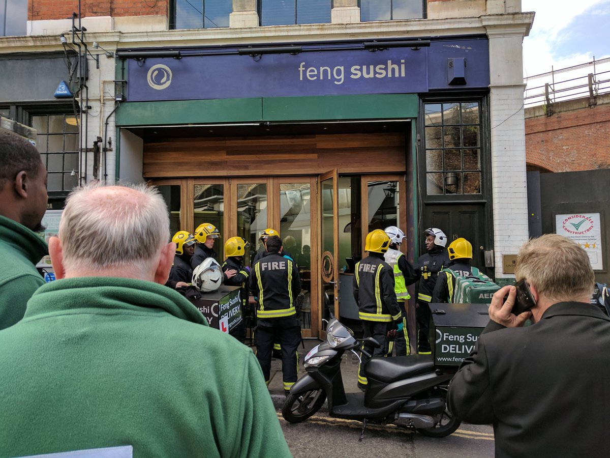 Τρεις τραυματίες από παγιδευμένο φάκελο σε εστιατόριο στο Λονδίνο