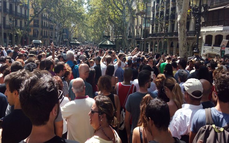 «Δεν φοβόμαστε» φώναξαν χιλιάδες άνθρωποι στη Βαρκελώνη