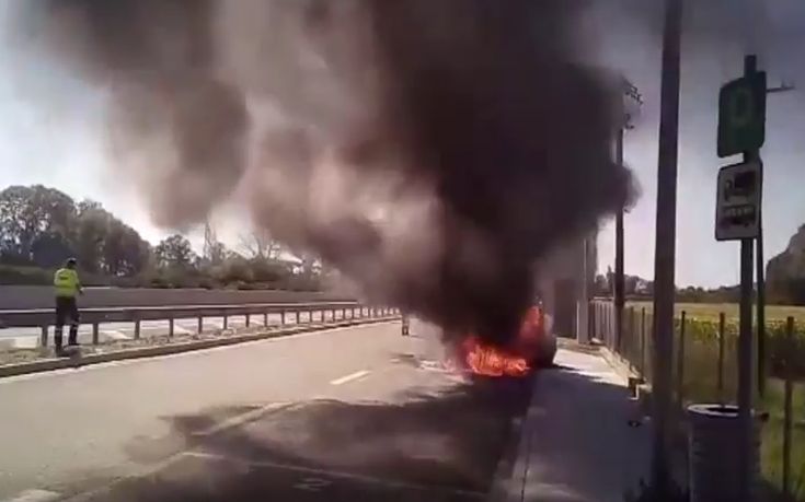 Αυτοκίνητο τυλίχθηκε στις φλόγες στην Εθνική οδό Αθηνών &#8211; Λαμίας