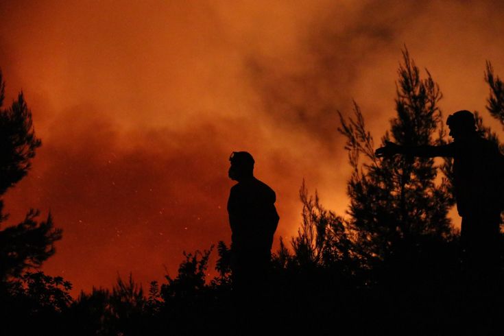 Σκληρή μάχη των πυροσβεστών με τις φλόγες στην Ανατολική Αττική