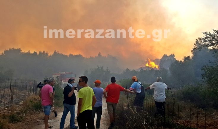 Εναέρια μέσα στη μάχη της πυρόσβεσης στα έξι μέτωπα της Ζακύνθου