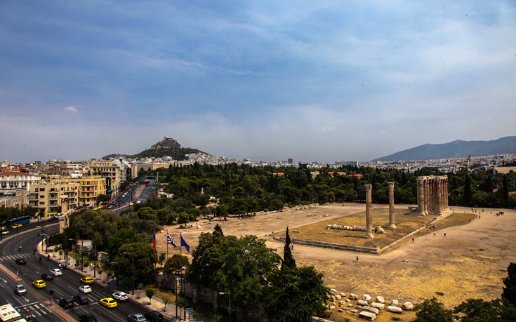 Ο καπνός από τη μεγάλη πυρκαγιά όπως φαίνεται από το κέντρο της Αθήνας