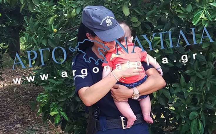 Αστυνομικός στο Ναύπλιο ηρεμεί μωρό έπειτα από τροχαίο
