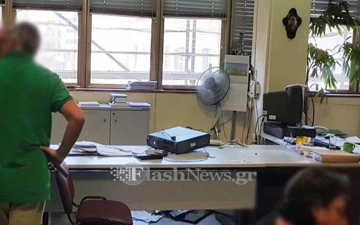 Μαινόμενη πολίτης τα έκανε γυαλιά – καρφιά στην εφορία στα Χανιά
