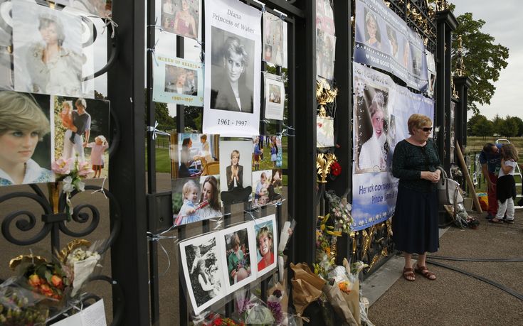 Είκοσι χρόνια από το θάνατο της Νταϊάνα, οι Βρετανοί αφήνουν λουλούδια στο παλάτι