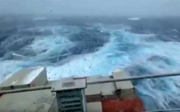 Η μάχη φορτηγού πλοίου με τα κύματα