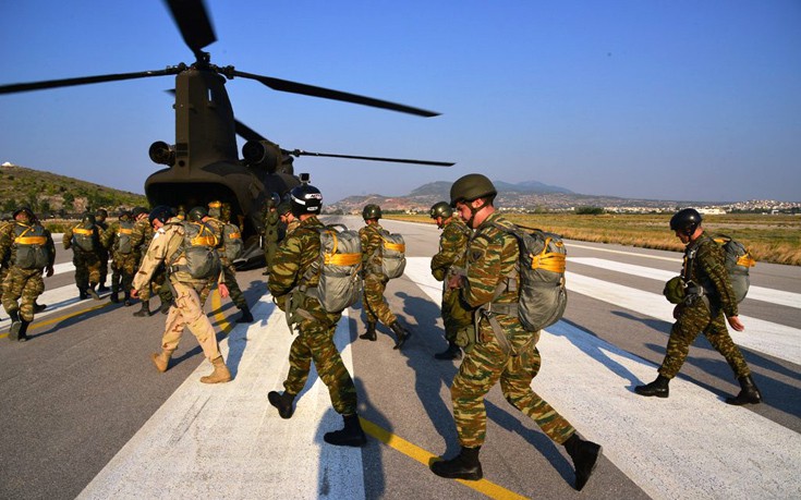 Δεν πήγαν διακοπές για να εκπαιδευτούν στα αλεξίπτωτα