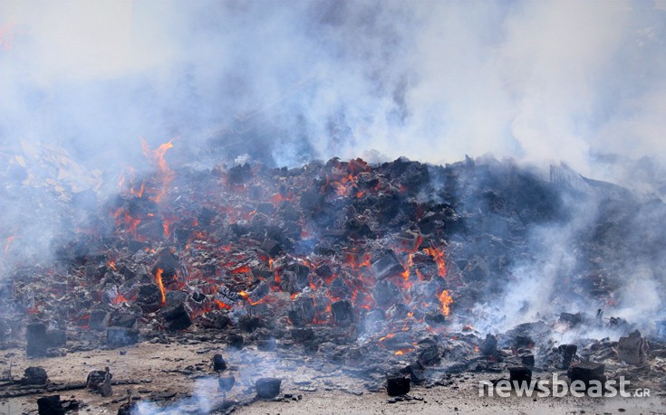 Υπό μερικό έλεγχο η πυρκαγιά σε μεταφορική εταιρεία στο Ρέντη