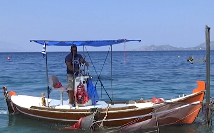 Ψαρεύουν μέδουσες με βάρκες και δίχτυα στον Κορινθιακό