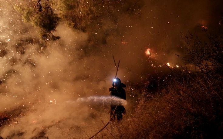 Πύρινη κόλαση στον Κάλαμο, έκκληση για εκκένωση των οικισμών