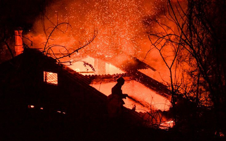 Η νύχτα έγινε μέρα στον Κάλαμο, σοκαριστικές εικόνες από τη φωτιά