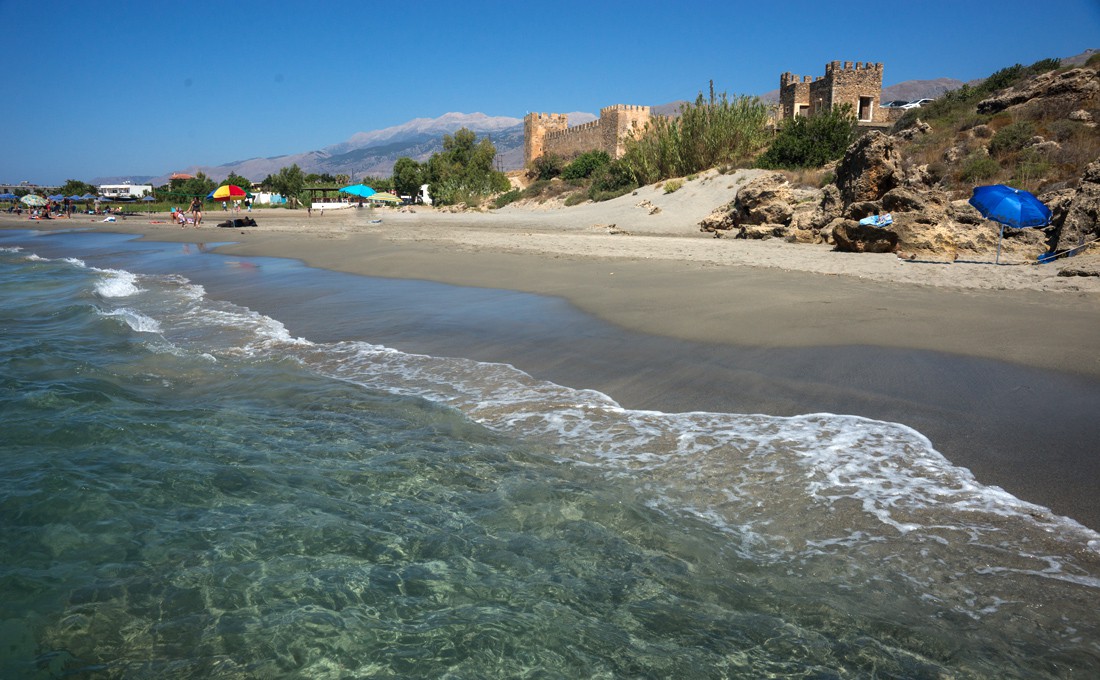 Βουτιές με φόντο το κάστρο στο ατμοσφαιρικό Φραγκοκάστελο