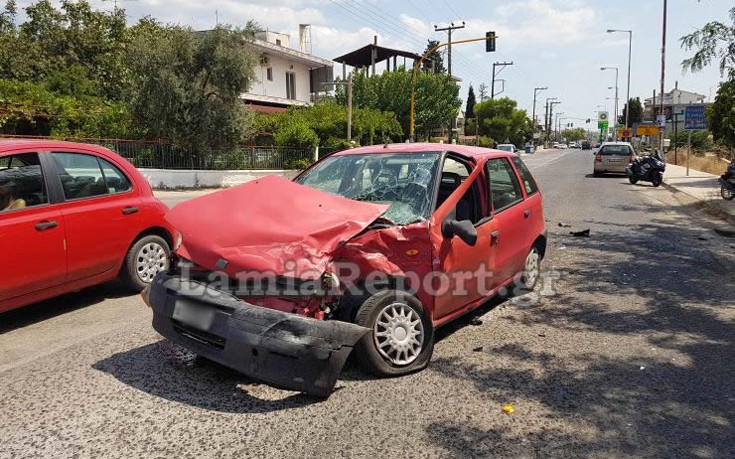 Φορτηγάκι στη Λαμία πέρασε με κόκκινο και σκόρπισε πανικό