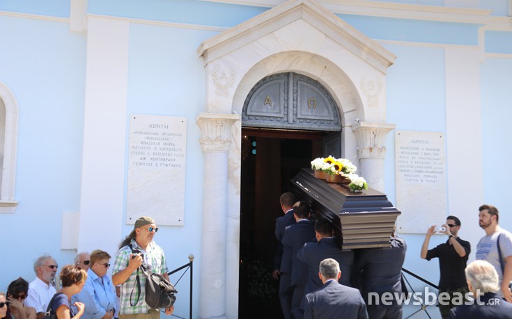 Τελευταίος αποχαιρετισμός στην Αρλέτα με την κιθάρα της πάνω στο φέρετρο