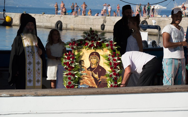 Σε λαϊκό προσκύνημα στο Σταυρό Βόλβης η εικόνα της Παναγίας Τριχερούσας