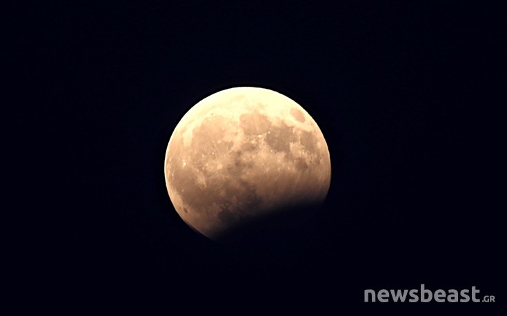 Η εντυπωσιακή πανσέληνος και η μερική έκλειψη Σελήνης μέσα από τον φωτογραφικό φακό