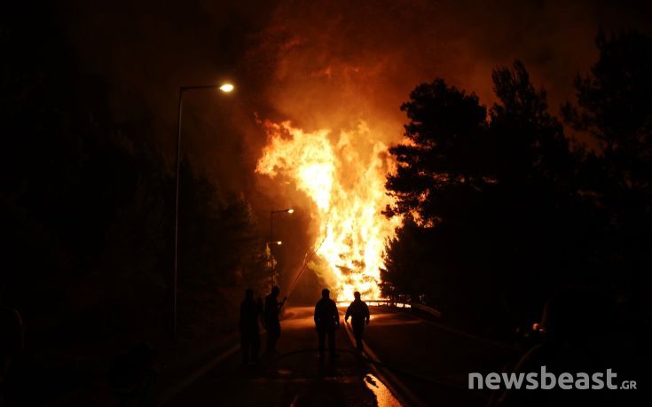 Οι υπεράνθρωπες προσπάθειες των πυροσβεστών στα μέτωπα της φωτιάς