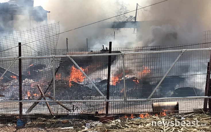 Φωτογραφίες από τη μεγάλη φωτιά στο Ρέντη, κάηκαν λάστιχα και παλέτες