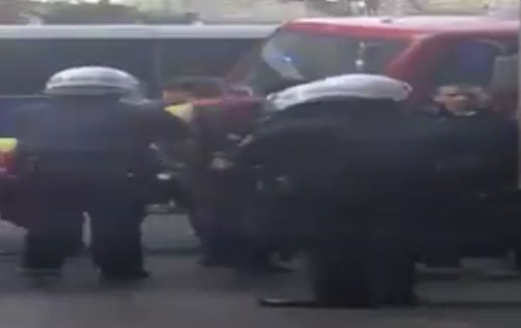 Η στιγμή της σύλληψης υπόπτου μετά το χτύπημα στη Βαρκελώνη