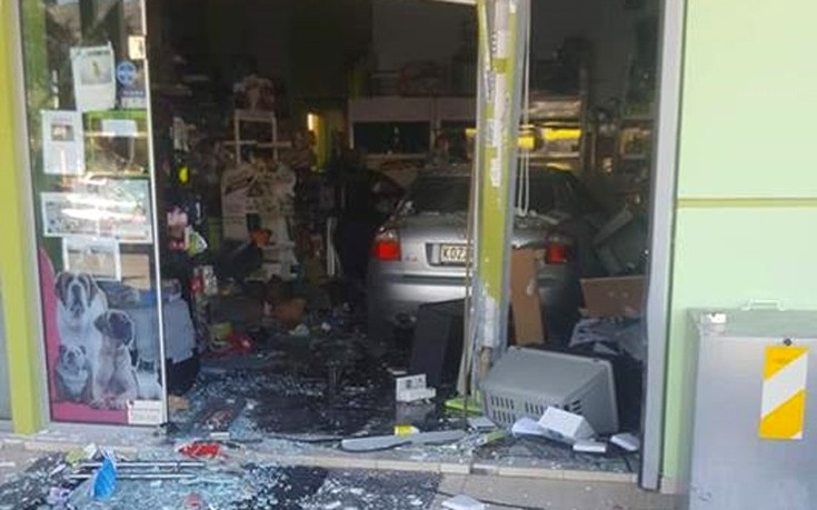 Πήγε να παρκάρει και βρέθηκε μέσα στο κατάστημα