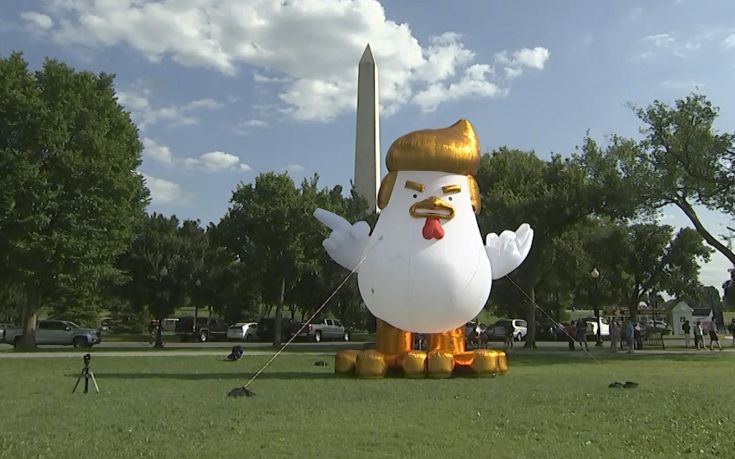 Φουσκωτό κοτόπουλο Ντόναλντ Τραμπ έκανε την εμφάνισή του στον Λευκό Οίκο