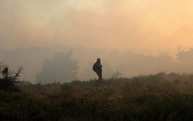 Οι φλόγες απειλούν σπίτια στο Καπανδρίτι, πληροφορίες για μια εγκλωβισμένη