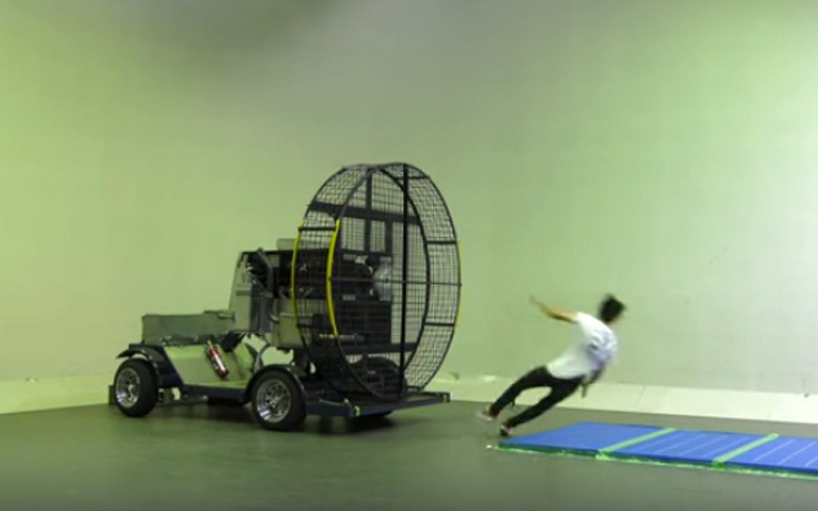 Τι συμβαίνει όταν τα βάζεις με έναν γιγάντιο ανεμιστήρα