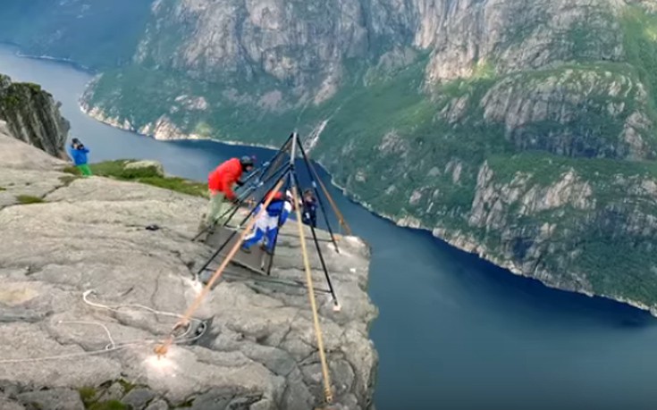 Κάνουν base jump πηδώντας από κούνια