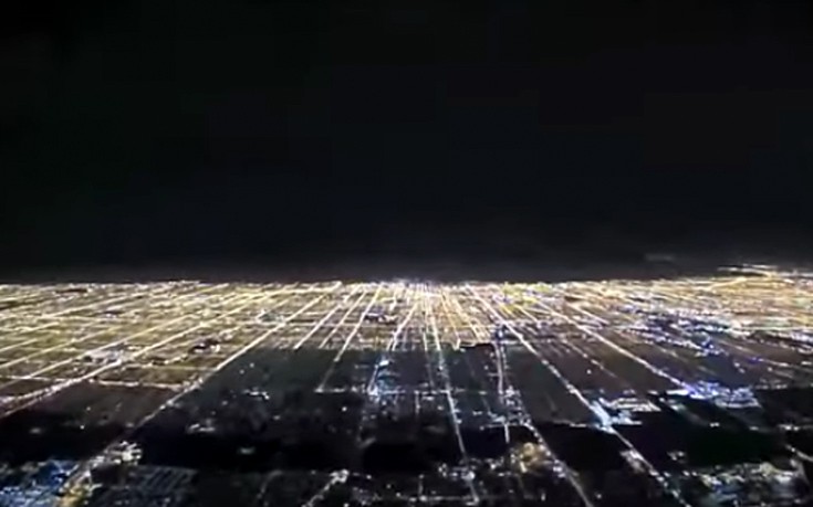 Μια εντυπωσιακή νυχτερινή προσγείωση μέσα από το πιλοτήριο
