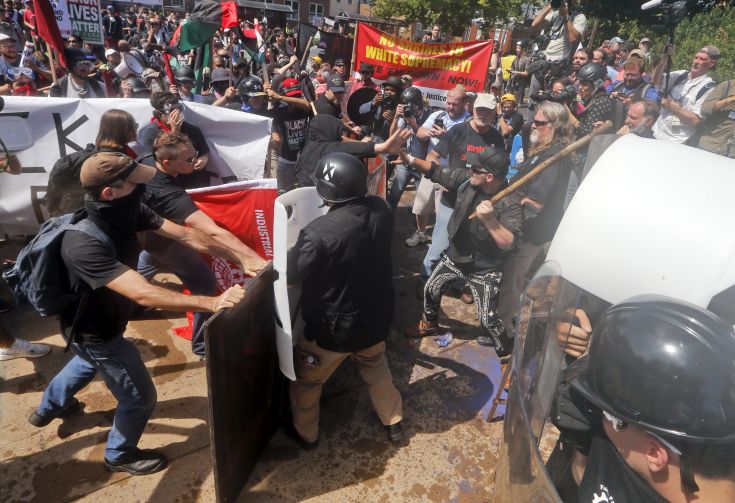 Όχημα έπεσε πάνω σε διαδηλωτές στο Σάρλοτσβιλ στη Βιρτζίνια