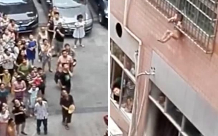 Δραματικές εικόνες με δίχρονο παιδί να κρέμεται από τα κάγκελα παραθύρου