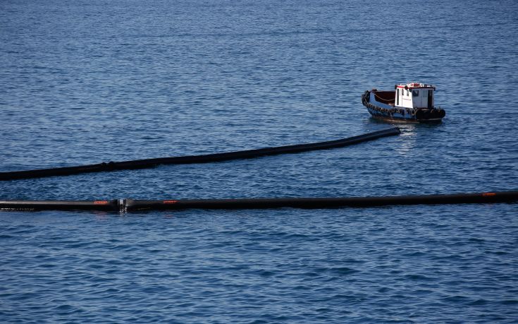 Συνεχίζονται εντατικά οι εργασίες αντιμετώπισης της πετρελαιοκηλίδας του «Αγία Ζώνη ΙΙ»