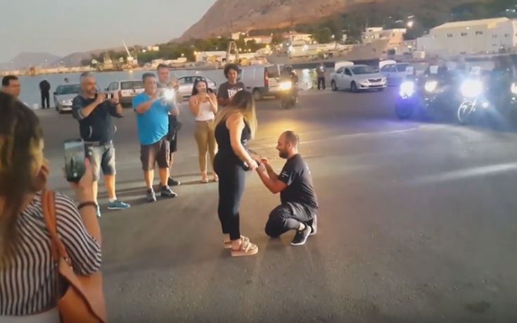 Πρόταση γάμου με πολλά ντεσιμπέλ, ξεσήκωσε το λιμάνι των Χανίων