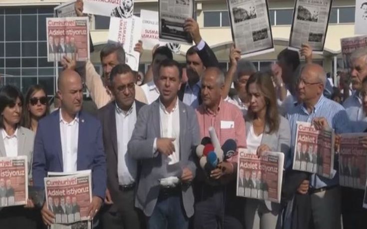 Αποφυλακίζεται προσωρινά δημοσιογράφος της Cumhuriyet στην Τουρκία