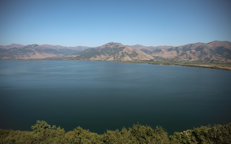 Παραλίγο τραγωδία στις Πρέσπες, αναποδογύρισε βάρκα με τρία άτομα