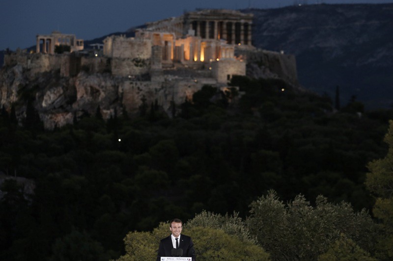 Ξεσπά ο άνθρωπος που φώτισε την Ακρόπολη: Οι προβολείς έχουν πιάσει 2 δάχτυλα βρώμας