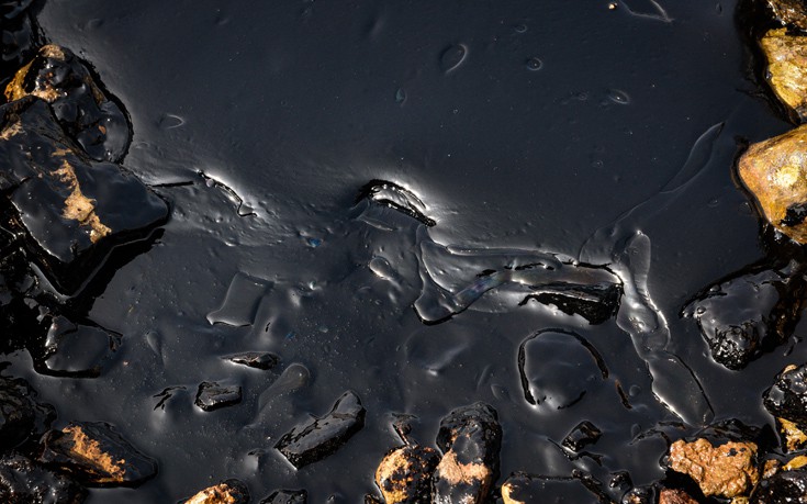 Θαλάσσια ρύπανση στο Σαρωνικό από το δεξαμενόπλοιο που βυθίστηκε