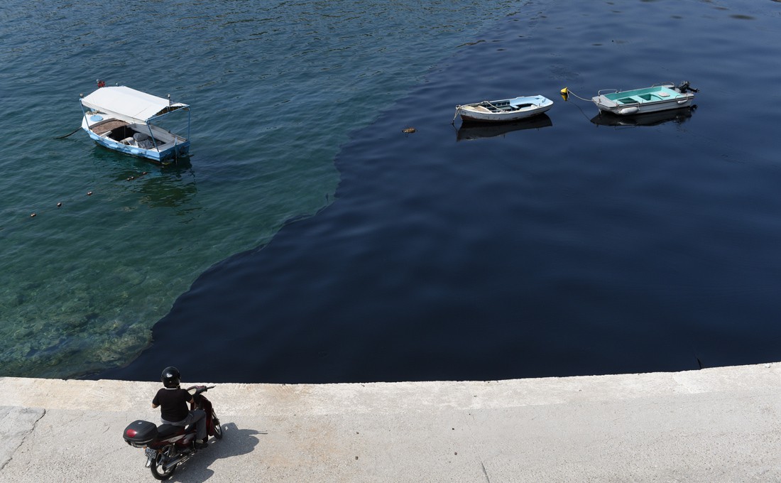 Μαύρισε η θάλασσα στη Σαλαμίνα από τη βύθιση δεξαμενόπλοιου