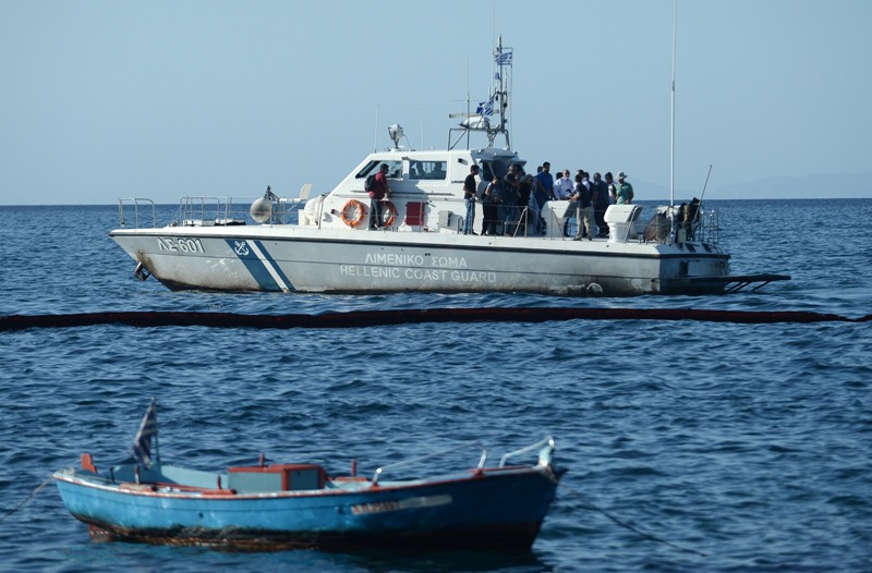 Στην πετρελαιοκηλίδα με σκάφος του λιμενικού ο Κουρουμπλής