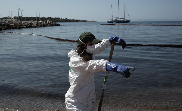 Μικρές ποσότητες μαζούτ έφτασαν στις παραλίες της Βούλας και στο Καβούρι