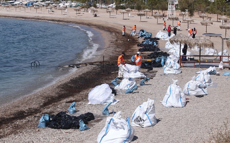 Δύτες ελέγχουν και επιχειρούν καθαρισμό του βυθού από το μαζούτ στο Σαρωνικό