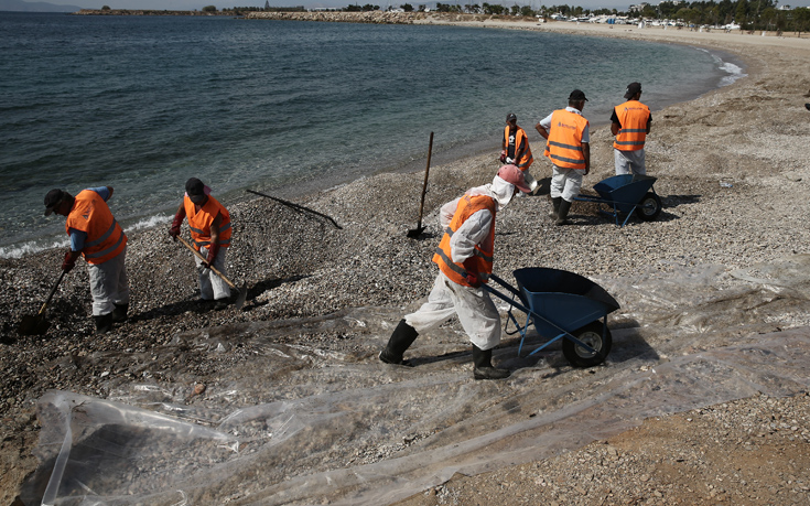 Ολοκληρώνεται ο καθαρισμός των παραλιών από το μαζούτ