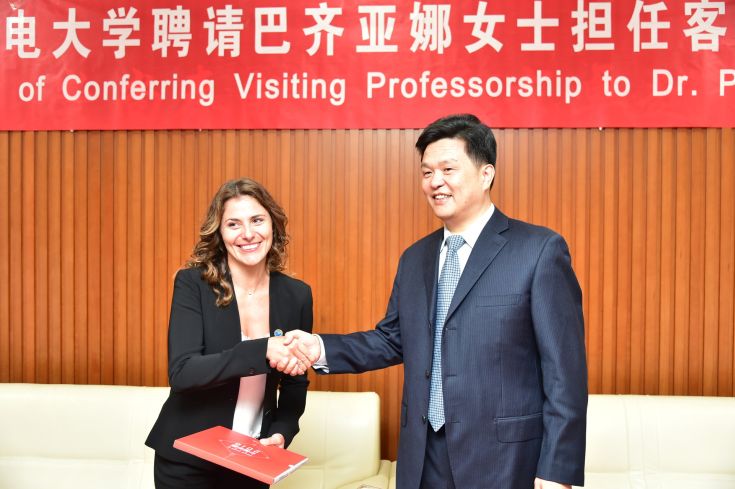 Επισκέπτρια καθηγήτρια σε Πανεπιστήμιο του Πεκίνου η Μπέτυ Μπαζιάνα