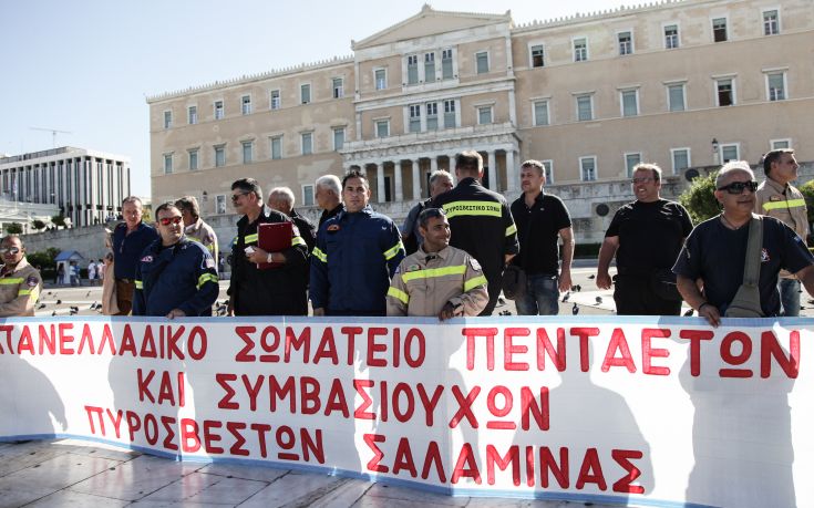 Κινητοποίηση συμβασιούχων πυροσβεστών στο Σύνταγμα