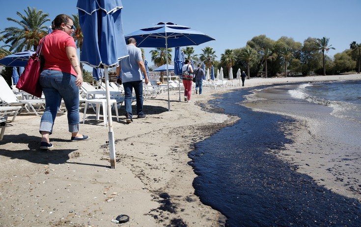 Τα αναπάντητα ερωτήματα για τις κηλίδες μαζούτ που κινούνται ανεξέλεγκτα στο Σαρωνικό