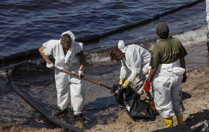 Μηνύσεις ετοιμάζουν οι Δήμαρχοι για τη ρύπανση στο Σαρωνικό