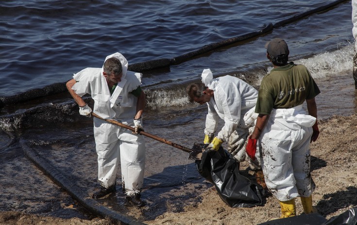 Μηνύσεις ετοιμάζουν οι Δήμαρχοι για τη ρύπανση στο Σαρωνικό