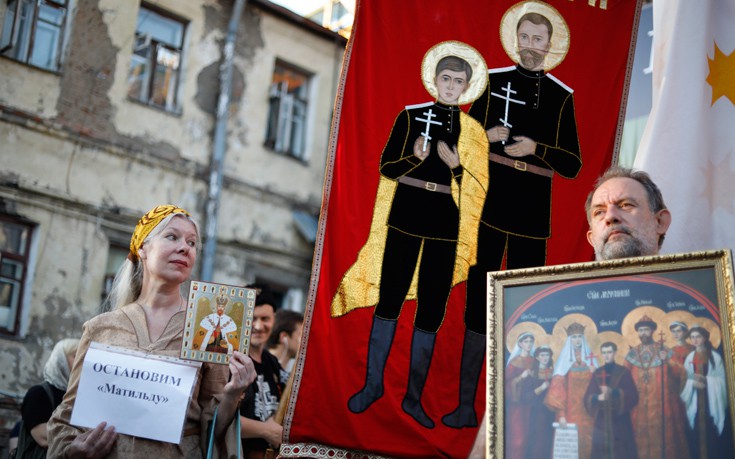 Εξτρεμιστές στη Μόσχα αντιδρούν σε ταινία για τον τελευταίο τσάρο