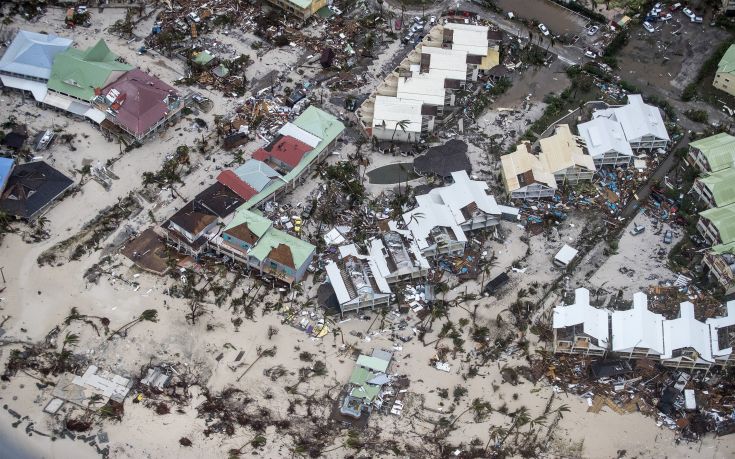 Σαρώνει ο τυφώνας Ίρμα, 12 οι νεκροί