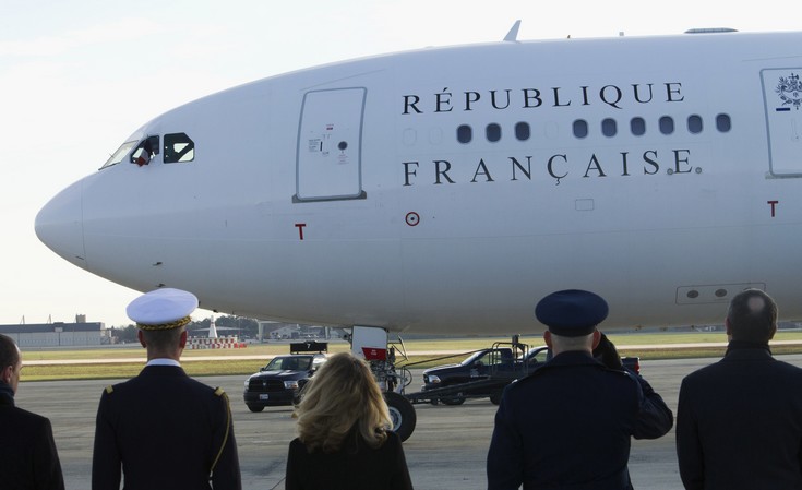 «Γυμνές γυναίκες περίμεναν στην ουρά για να κάνουν σεξ με τον Πρόεδρο στο αεροπλάνο»